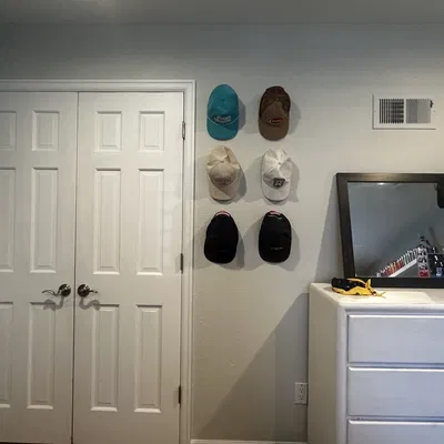 Kệ Treo Nón Chỉ Cần 1 Ốc Vít