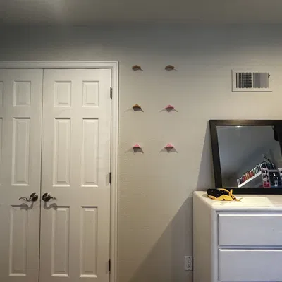 Kệ Treo Nón Chỉ Cần 1 Ốc Vít