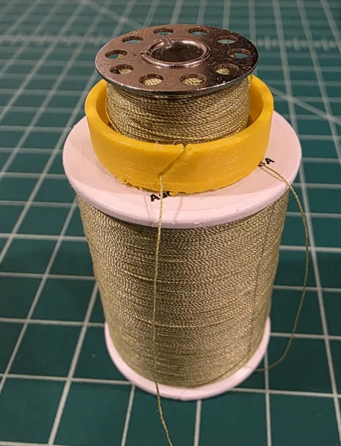 Giá giữ bobbin máy may – Coats & Clark - Image 1