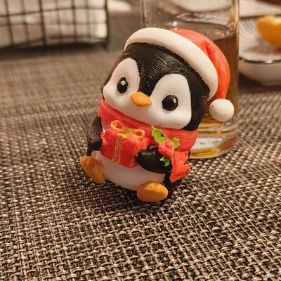 Chim Cánh Cụt Giáng Sinh Dễ Thương Ôm Quà (Mũ Santa & Khăn Choàng)