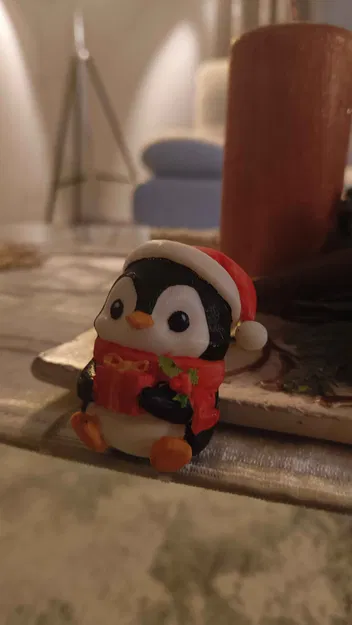 Chim Cánh Cụt Giáng Sinh Dễ Thương Ôm Quà (Mũ Santa & Khăn Choàng) - Image 4