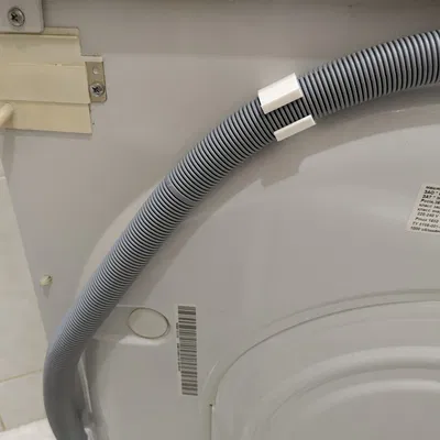 Giá đỡ ống xả máy giặt (Washing machine drain hose bracket)