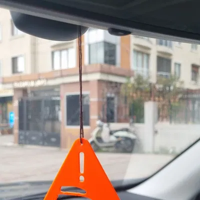 Bảng cảnh báo nhắc xe đang gắn roof box trên nóc