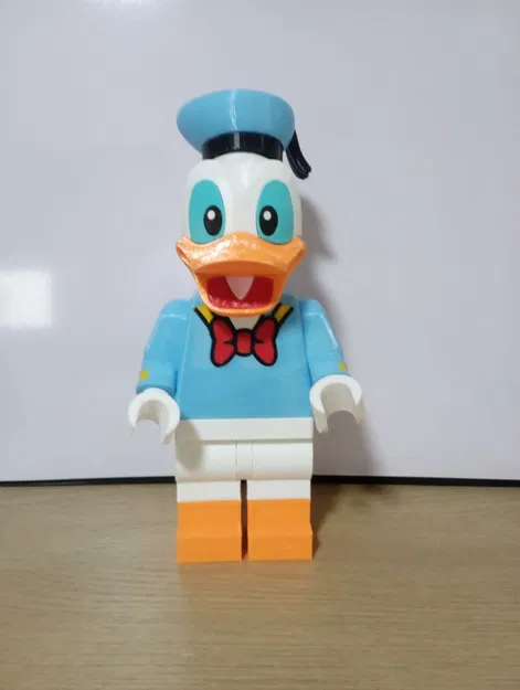Donald Duck Giant Minifig - Image 1
