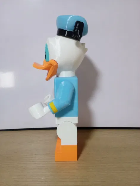 Donald Duck Giant Minifig - Image 2