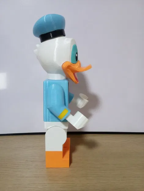Donald Duck Giant Minifig - Image 3