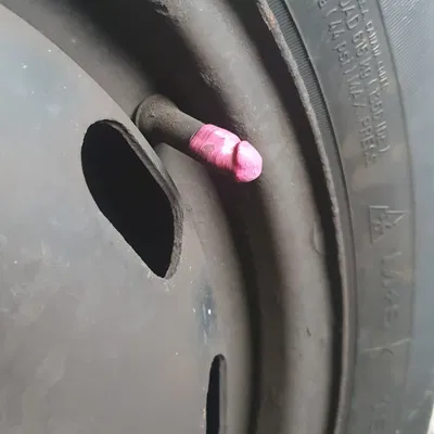 Nắp van hình “cậu nhỏ” (Valve cap dick)