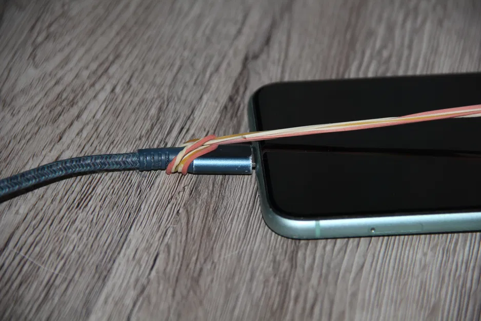 Giá giữ cáp sạc cho iPhone 11 “ngu” của mình - Image 2