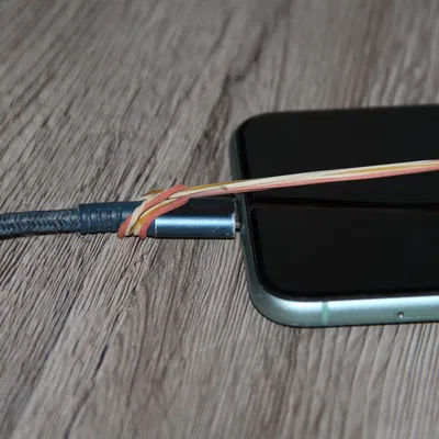 Giá giữ cáp sạc cho iPhone 11 “ngu” của mình