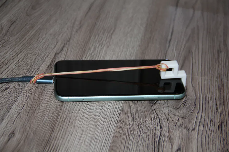 Giá giữ cáp sạc cho iPhone 11 “ngu” của mình - Image 3