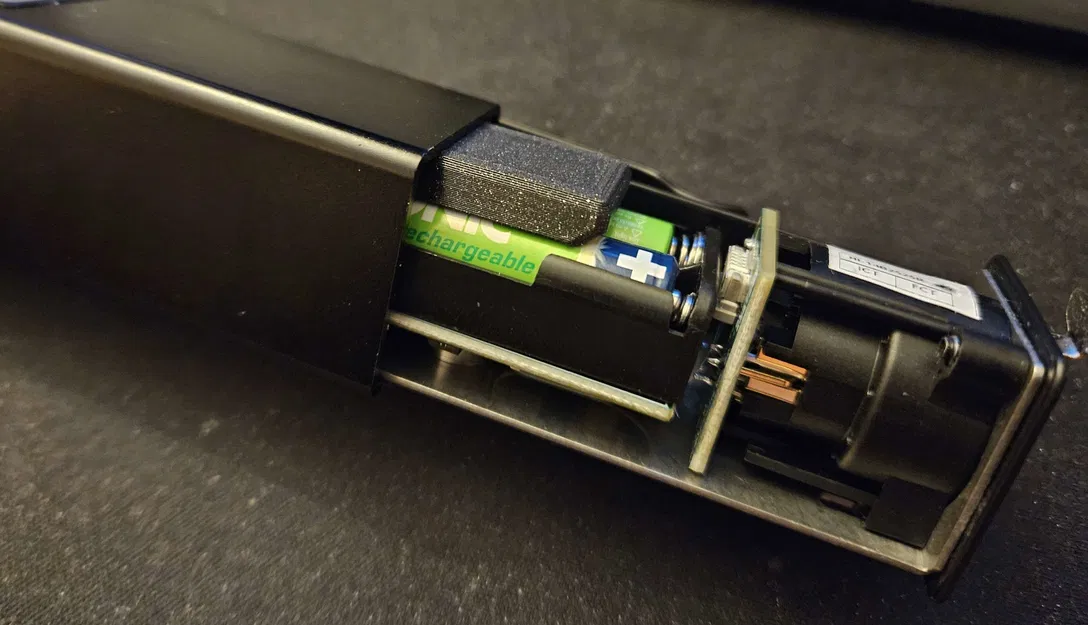 Miếng chèn khóa pin cho Behringer Powerplay P2 - Image 1