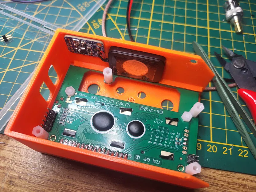 Vỏ QMX cho pin Baofeng kèm loa (QMX housing for Baofeng batteries with speaker) - Image 2