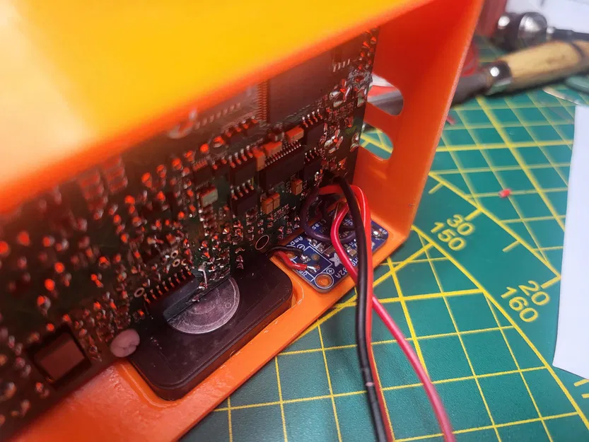 Vỏ QMX cho pin Baofeng kèm loa (QMX housing for Baofeng batteries with speaker) - Image 3