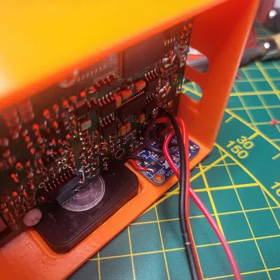 Vỏ QMX cho pin Baofeng kèm loa (QMX housing for Baofeng batteries with speaker)