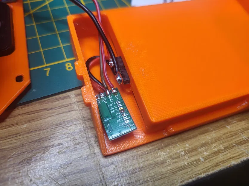 Vỏ QMX cho pin Baofeng kèm loa (QMX housing for Baofeng batteries with speaker) - Image 4