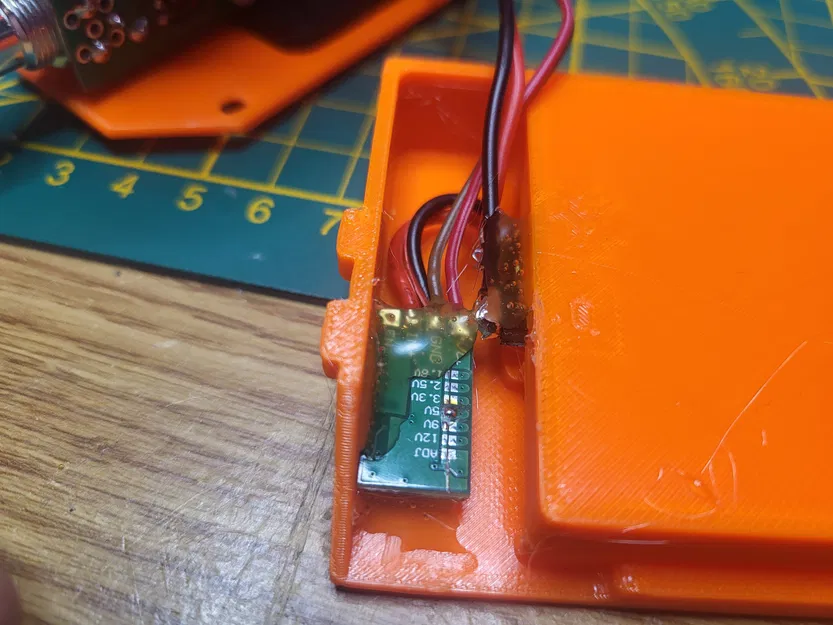 Vỏ QMX cho pin Baofeng kèm loa (QMX housing for Baofeng batteries with speaker) - Image 5