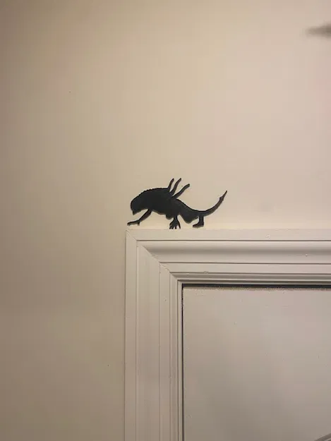 Creepin Xeno – Xenomorph rùng rợn bám trên đỉnh cửa - Image 1