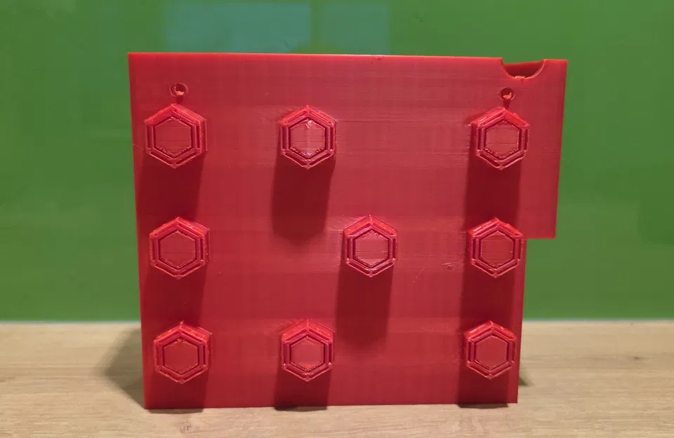 Giá treo tường Honeycomb cho bộ sạc pin Makita DC18RC - Image 5