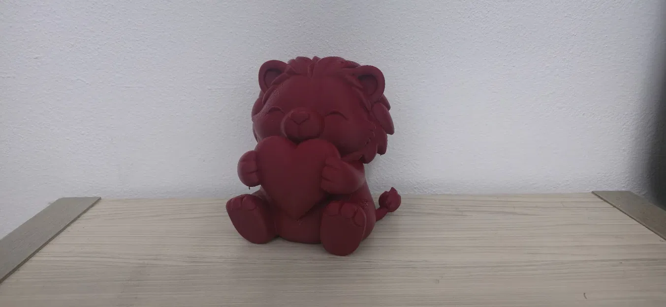 Tượng Sư Tử Đỏ Dễ Thương Cầm Trái Tim - Image 1