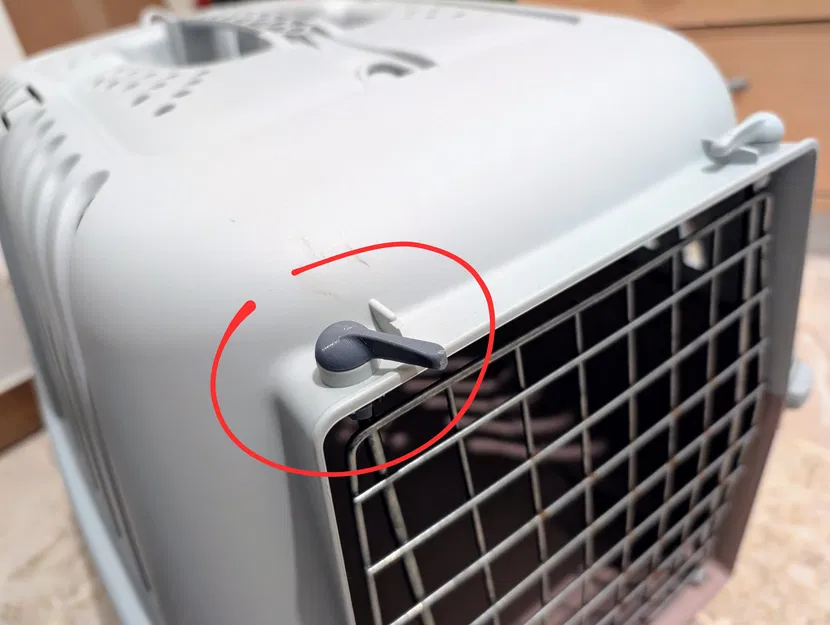 Khóa cửa lồng vận chuyển mèo (Cat carrier door lock) - Image 1