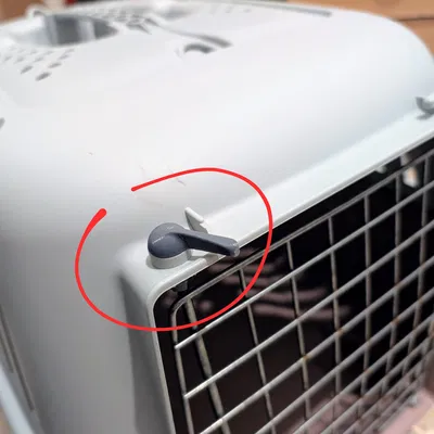 Khóa cửa lồng vận chuyển mèo (Cat carrier door lock)
