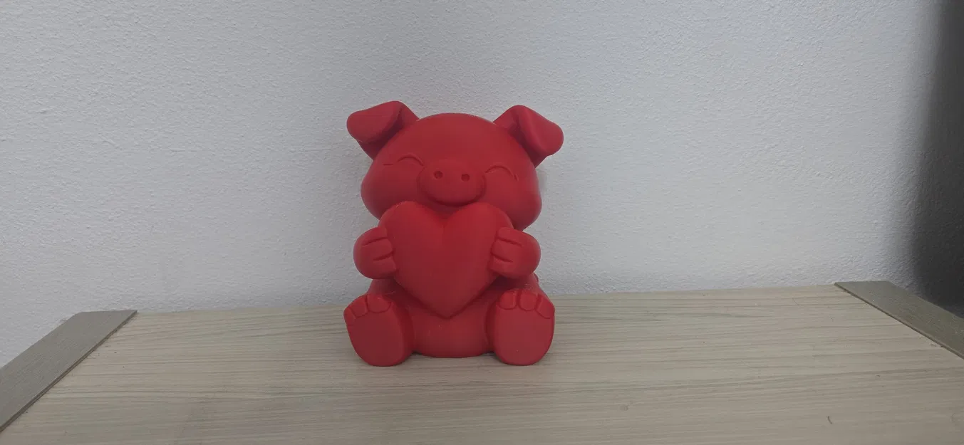 Tượng Heo Con Đỏ Dễ Thương Cầm Trái Tim - Image 1