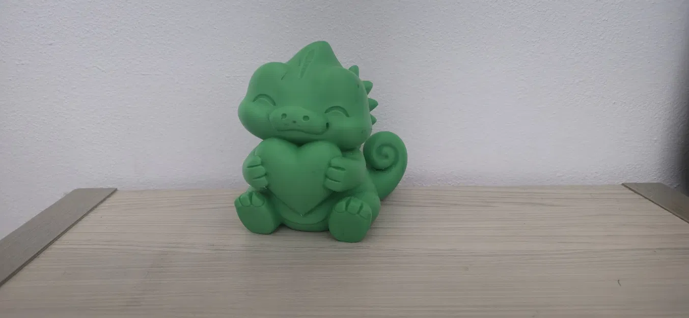 Tượng Tắc Kè Hoa Xanh Dễ Thương Cầm Trái Tim - Image 1