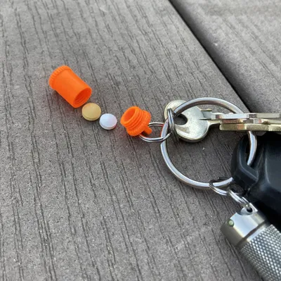 Hộp đựng thuốc mini móc khóa (Tiny keychain pill container)