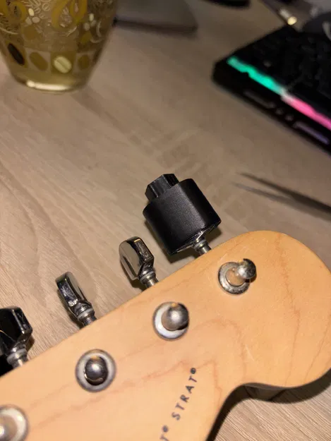 Dụng cụ kéo dây đàn guitar (Guitar string puller) - Image 1