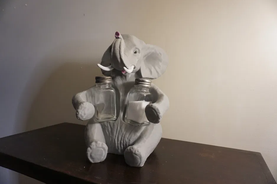 Giá đỡ lọ muối & tiêu hình con voi (Elephant Salt & Pepper Shaker Holder) - Image 1