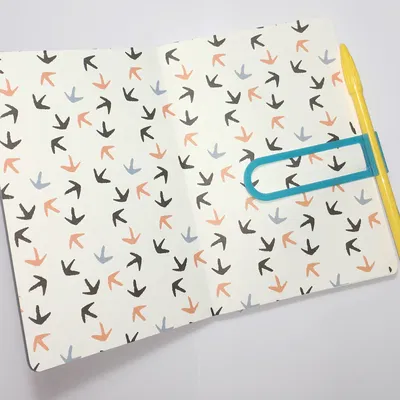 Bookmark mỏng có chỗ giữ bút (pen holder)