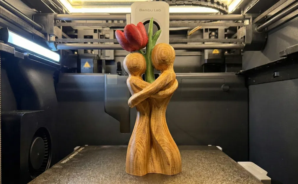 Blooming Love – Tượng Cặp Đôi Ôm Hoa (Couple with Flower Sculpture) - Image 2
