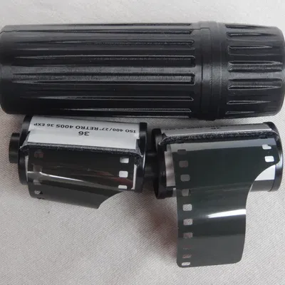 Hộp nắp vặn cho 2 film 135 (Kleinbild) – Screw top container for 2 cartridges