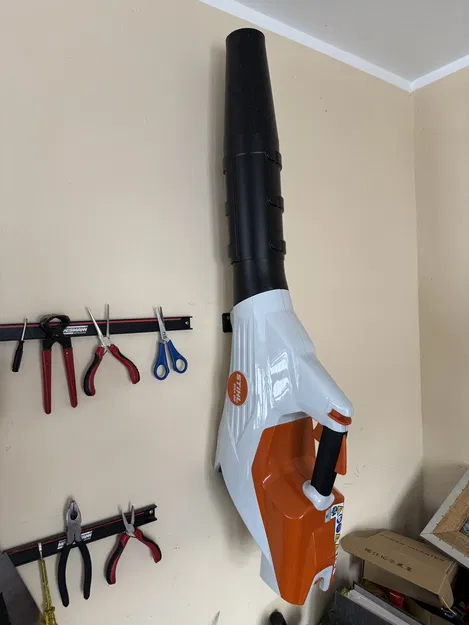 Móc treo tường cho Stihl BGA 86 (máy thổi lá chạy pin) - Image 1