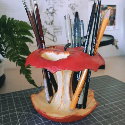 Ống cắm bút hình quả táo thối (Rotten apple pencil holder)