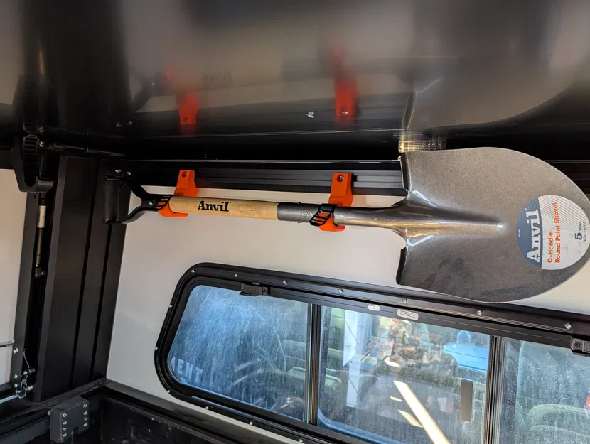 Giá đỡ xẻng cho Truck Camper Lone Peak V1 (Shovel Rack gắn 10mm T-track) - Image 1