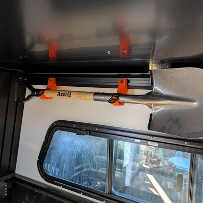 Giá đỡ xẻng cho Truck Camper Lone Peak V1 (Shovel Rack gắn 10mm T-track)