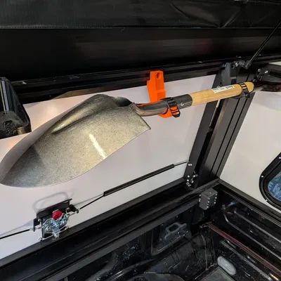 Giá đỡ xẻng cho Truck Camper Lone Peak V1 (Shovel Rack gắn 10mm T-track)