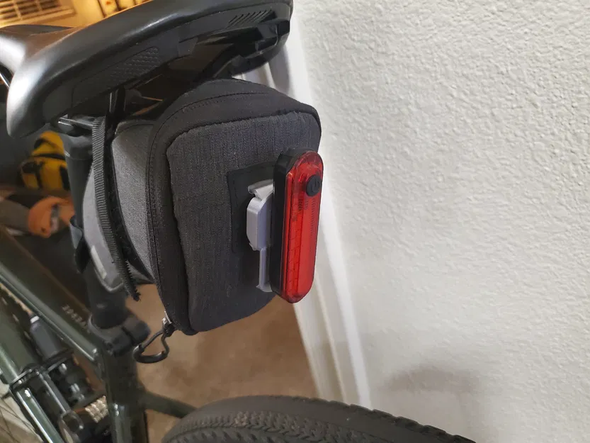 Hệ thống ngàm gắn tháo rời cho đèn hậu xe đạp - Image 1