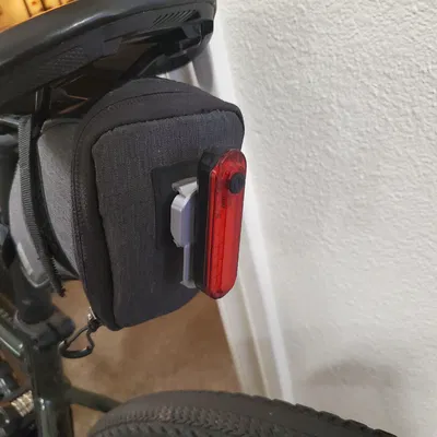 Hệ thống ngàm gắn tháo rời cho đèn hậu xe đạp