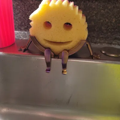 Peeing Scrub Mommy – Giá đỡ Scrub Mommy đang tè (dễ in, không cần support)