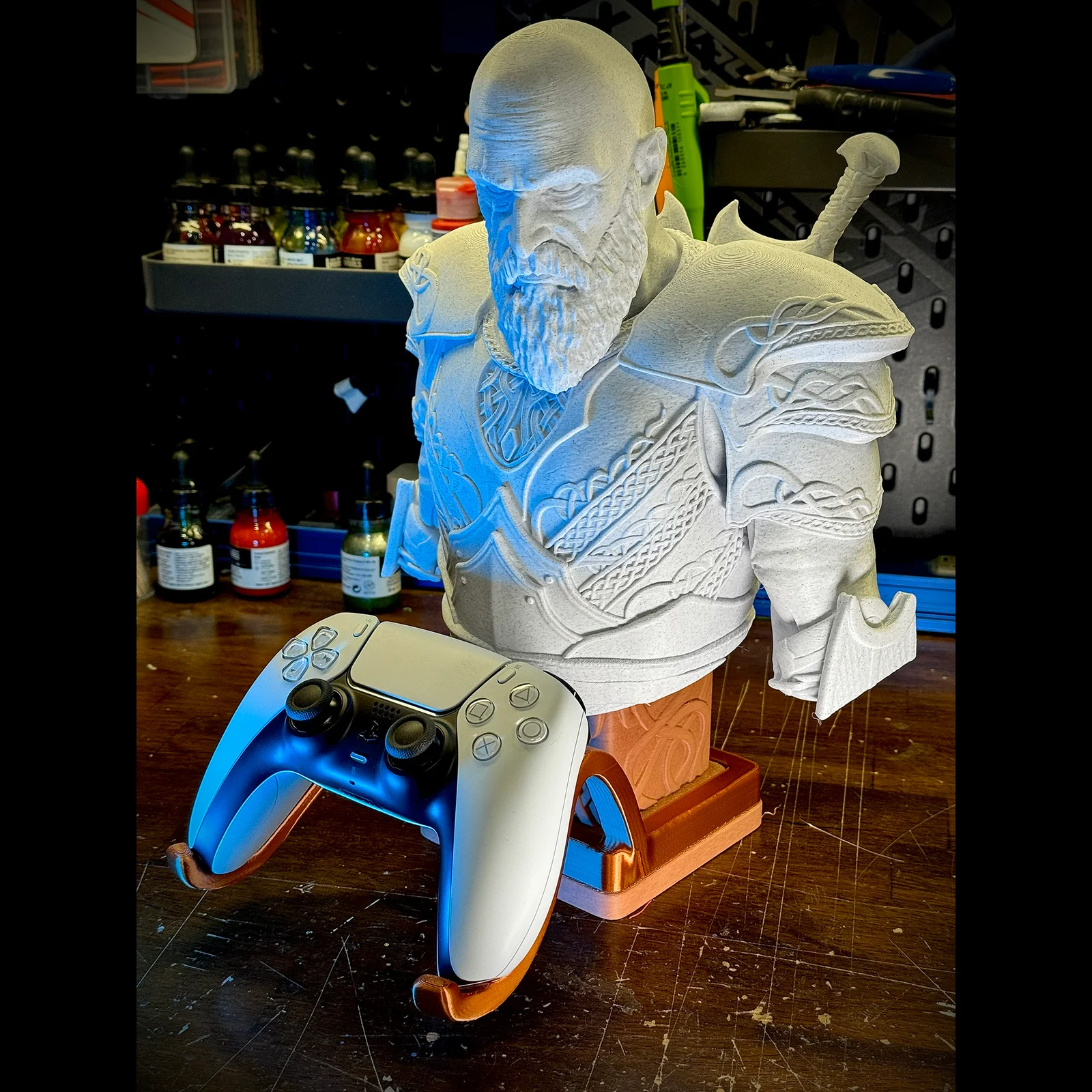 Cradle gắn tay cầm PS5 cho tượng Kratos Bust 1