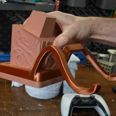 Cradle gắn tay cầm PS5 cho tượng Kratos Bust