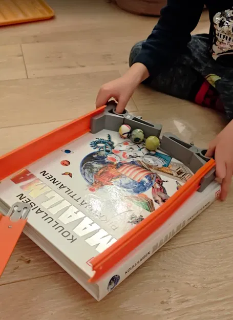 Pinball trên sách bằng banh nảy / Flipper kèm track HotWheels - Image 1