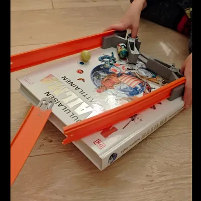 Pinball trên sách bằng banh nảy / Flipper kèm track HotWheels