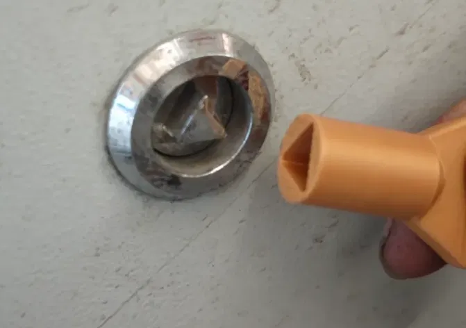 Chìa khóa tam giác cho tủ điện \ TRIANGLE KAY ELETRICAL BOX - Image 2