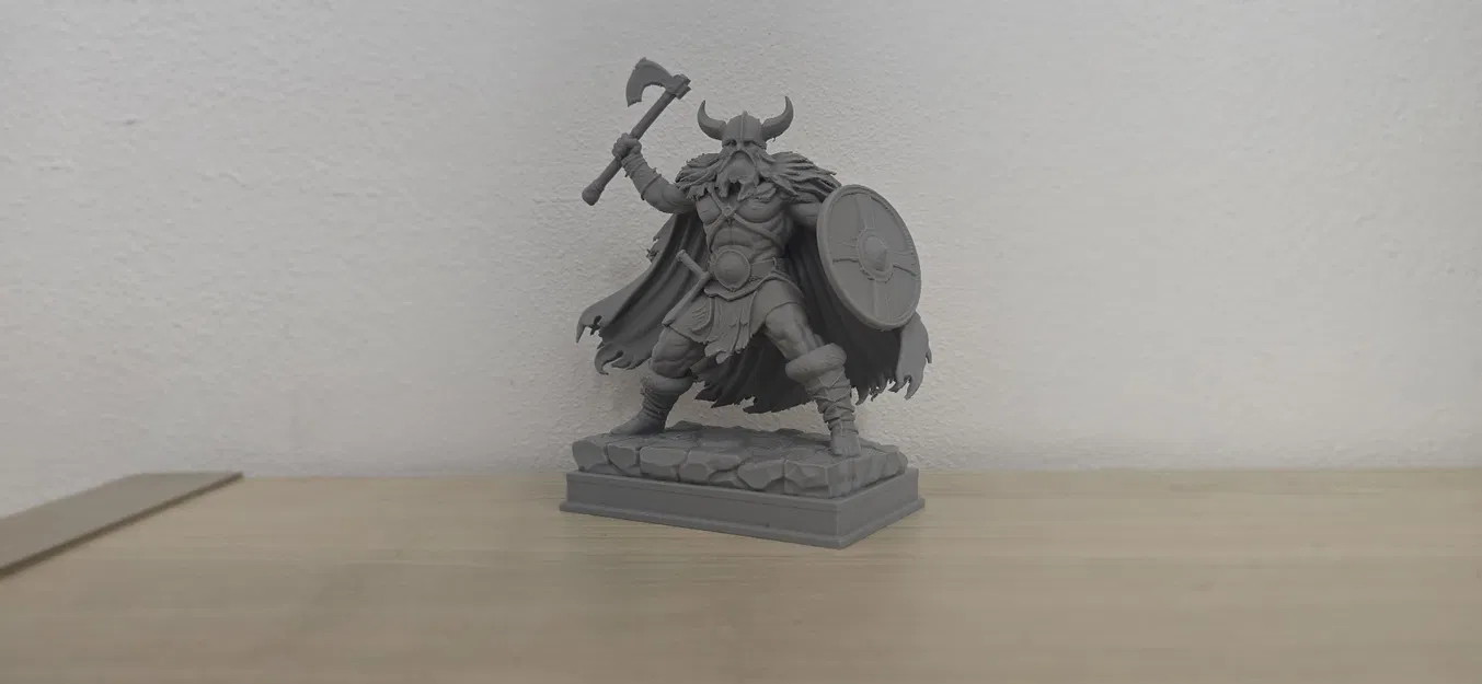 Chiến binh Viking với Rìu và Khiên Tròn - Image 1