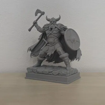 Chiến binh Viking với Rìu và Khiên Tròn