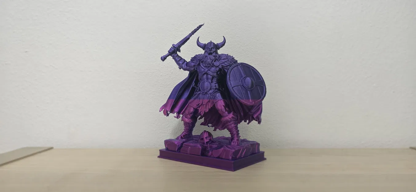 Chiến binh Viking màu tím với kiếm và khiên - Image 1