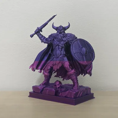 Chiến binh Viking màu tím với kiếm và khiên
